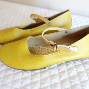 LES BELLES Mustard Leather Mary Jane shoes – made in Japan Sz 23 (U.S. 6)
